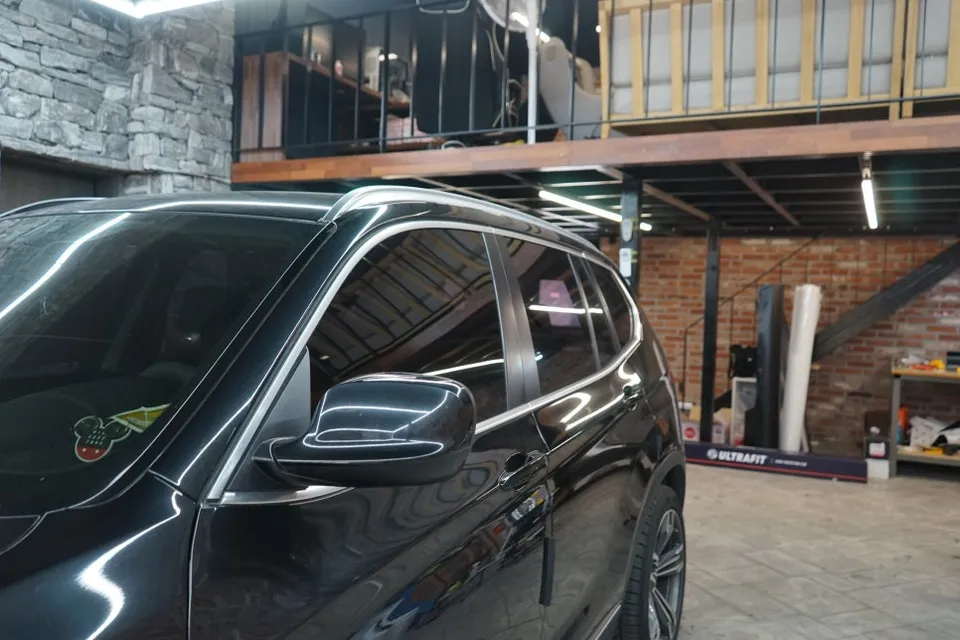 BMW X3 G01 vinyl wrap - BMW X3 G01 Vinyl Wrap Review: Satin White Pearl & Chrome Delete photo 7