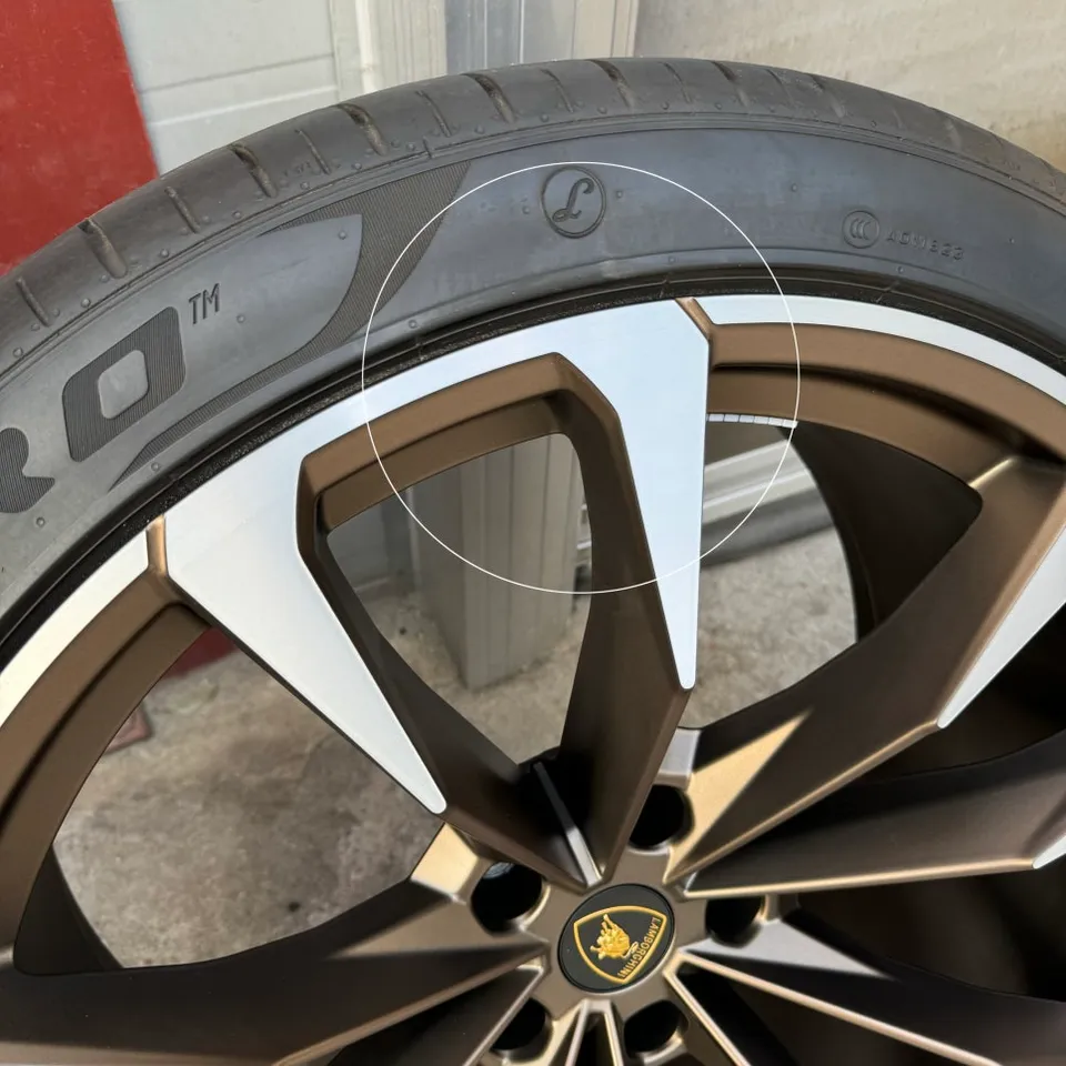 Lamborghini Urusのホイールリペア・塗装事例 施工写真 4