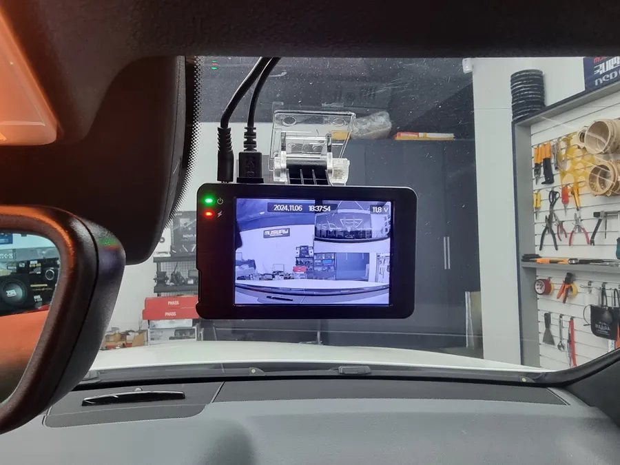 Mercedes-Benz E-Class W212 dash cam - Mercedes-Benz E-Class W212 Dash Cam Installation Review photo 5