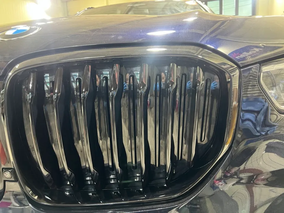 BMW X5のカーラッピング事例|クロームをブラック化 施工写真 1-2