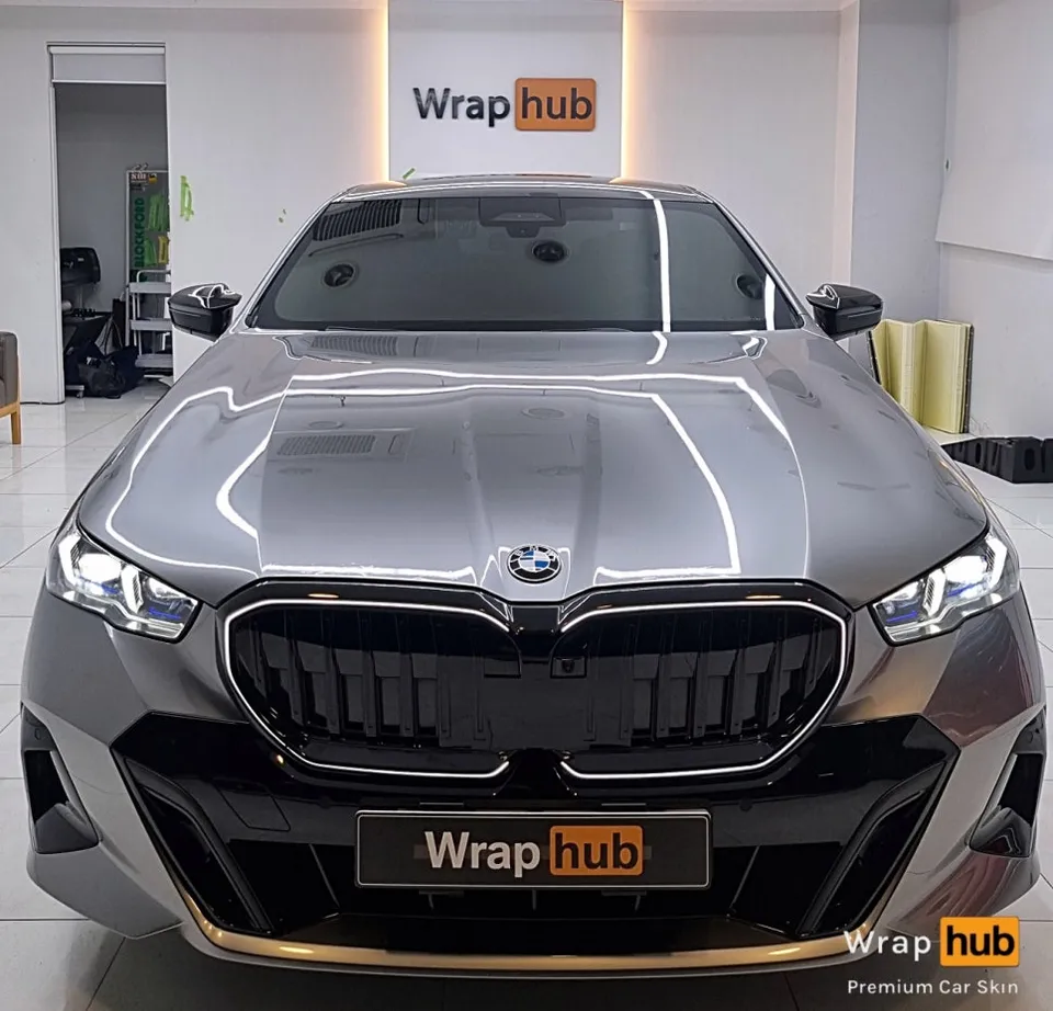BMW 5 Series G30のカーラッピング事例｜リキッドメタルシルバー 写真