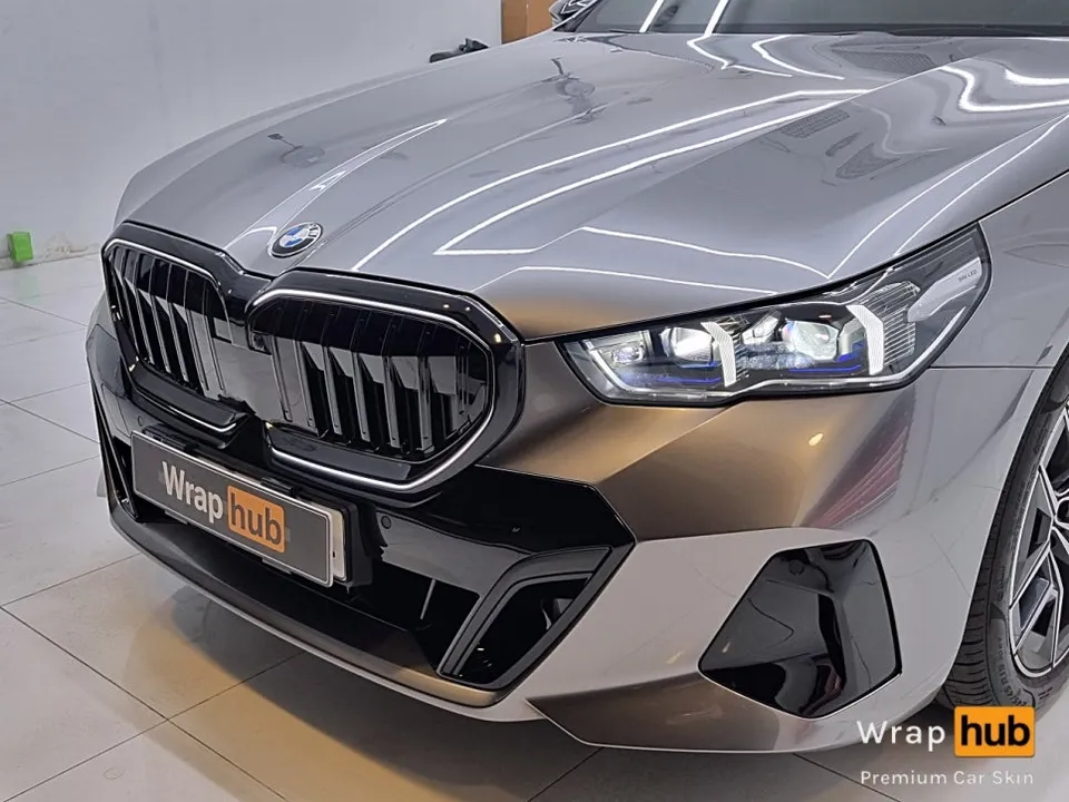 BMW 5 Series G30のカーラッピング事例｜リキッドメタルシルバー 施工写真 2-2