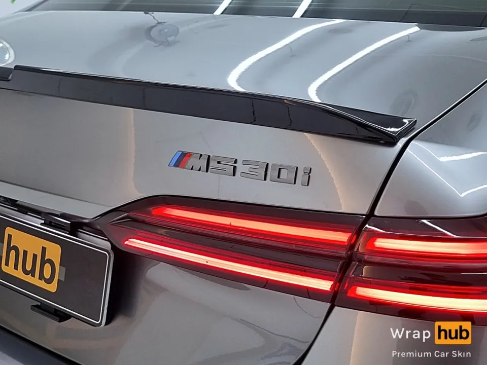 BMW 5 Series G30のカーラッピング事例｜リキッドメタルシルバー 施工写真 2-3