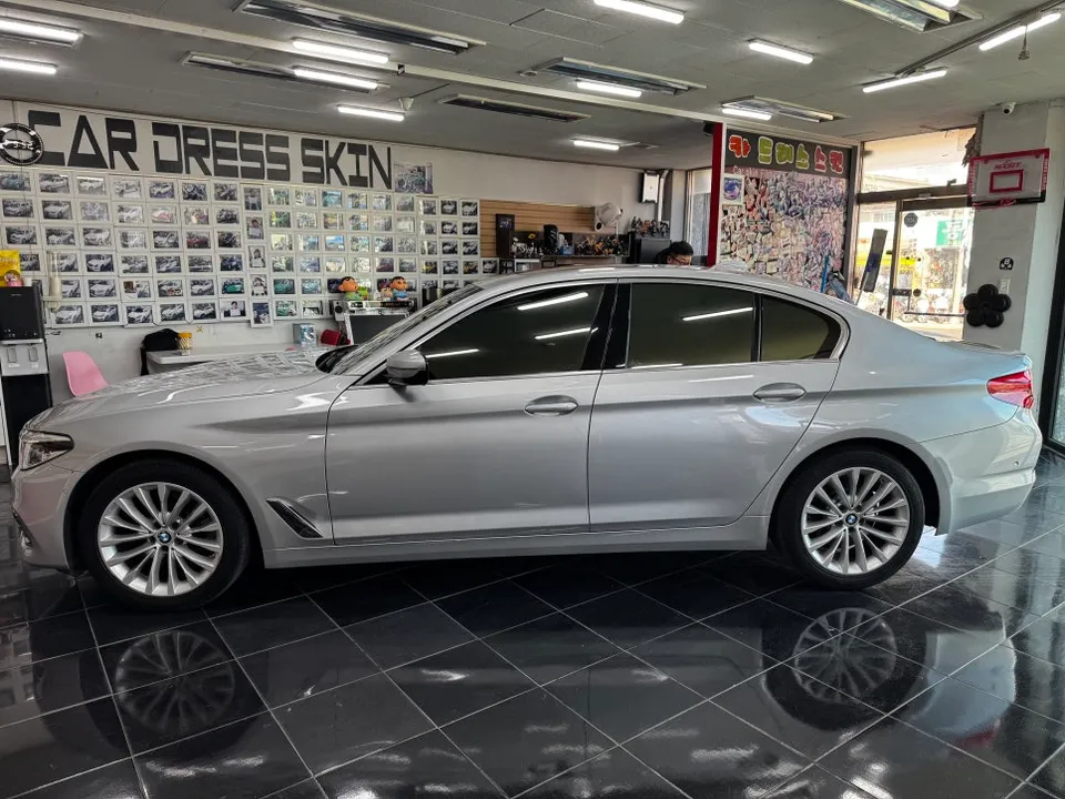 BMW 5 Series G30のカーラッピング事例｜費用目安・仕上がり 施工写真 3-1