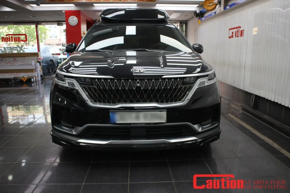 Kia Carnivalのカーラッピング事例｜クロームパーツの印象チェンジ 写真