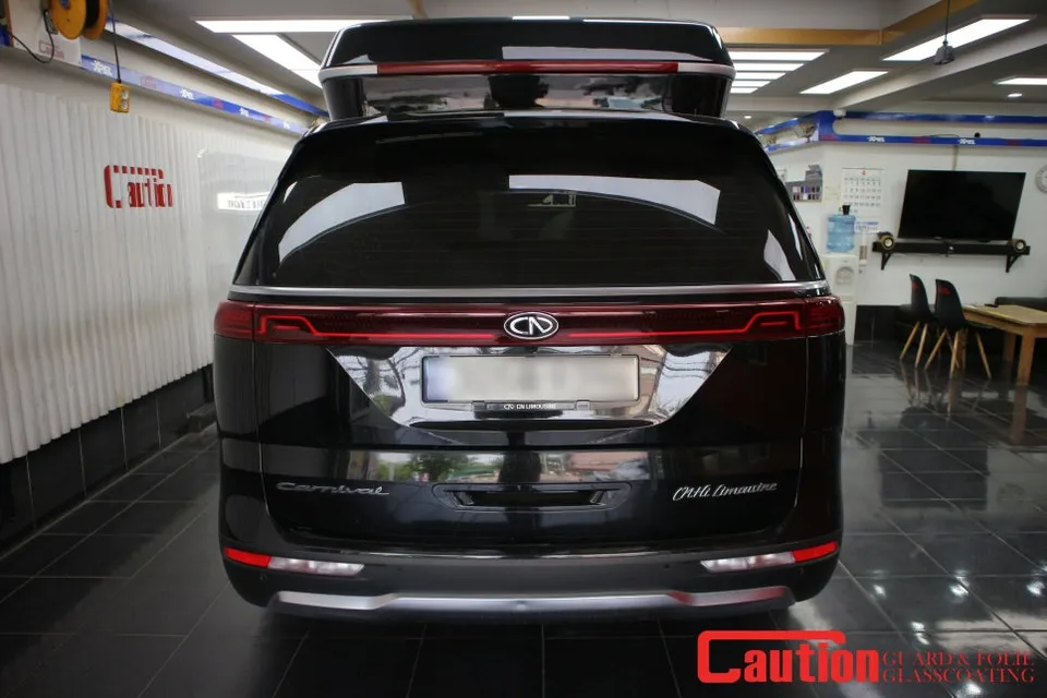 Kia Carnivalのカーラッピング事例|クロームパーツの印象チェンジ 施工写真 1-2