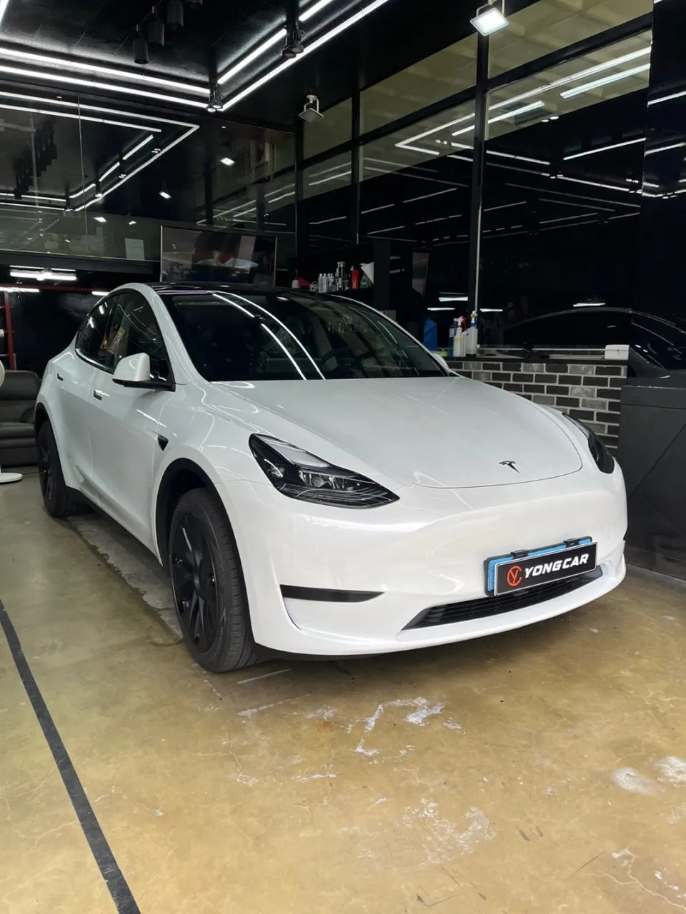 Tesla Model Yのカーラッピング事例｜GTシルバーの高級感 施工写真 1-1