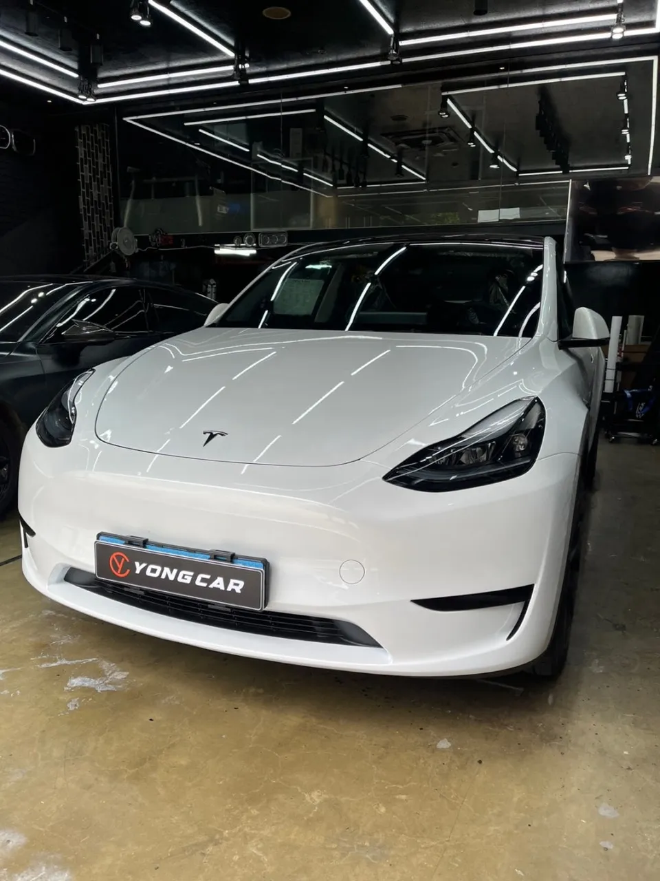 Tesla Model Yのカーラッピング事例｜GTシルバーの高級感 施工写真 2-1