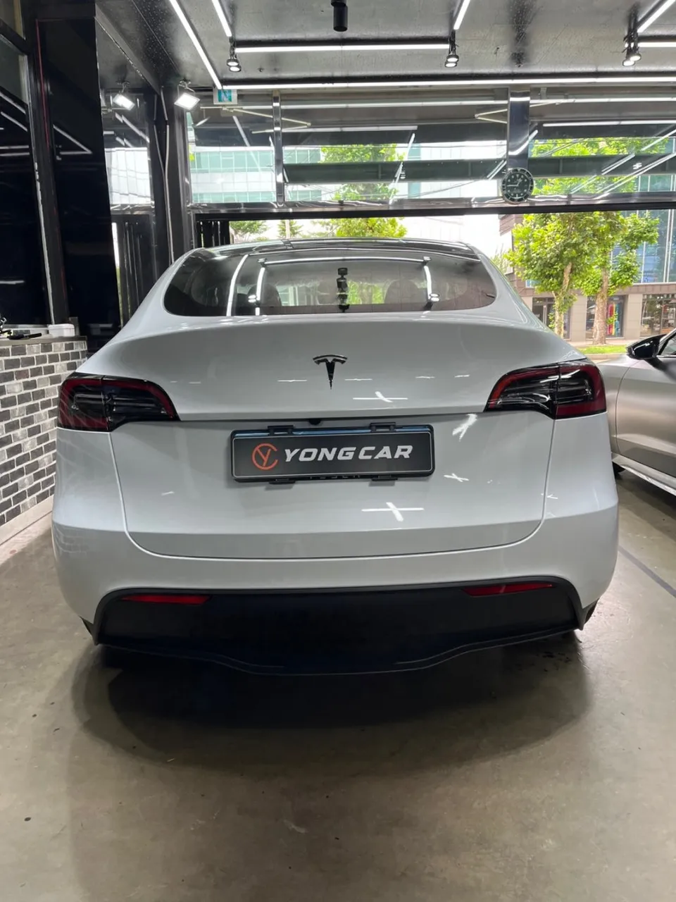 Tesla Model Yのカーラッピング事例｜GTシルバーの高級感 施工写真 3-1