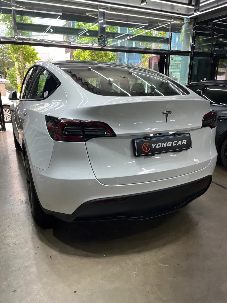 Tesla Model Yのカーラッピング事例｜GTシルバーの高級感 施工写真 1-2