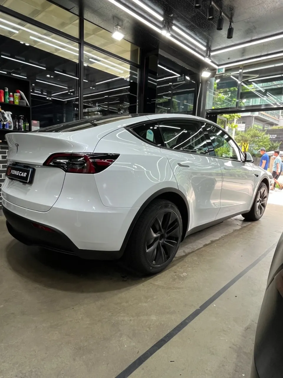 Tesla Model Yのカーラッピング事例｜GTシルバーの高級感 施工写真 2-2