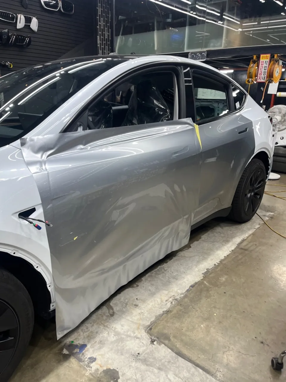 Tesla Model Yのカーラッピング事例｜GTシルバーの高級感 施工写真 2-3