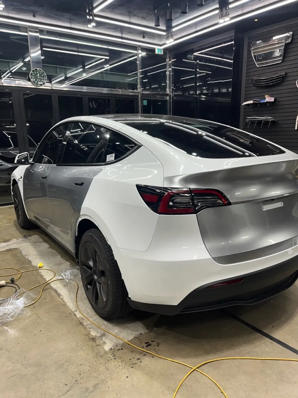 Tesla Model Yのカーラッピング事例｜GTシルバーの高級感 施工写真 3-3