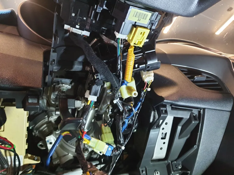 Hyundai Elantra MDのドラレコ取付事例|費用目安・仕上がり 施工写真 1-2