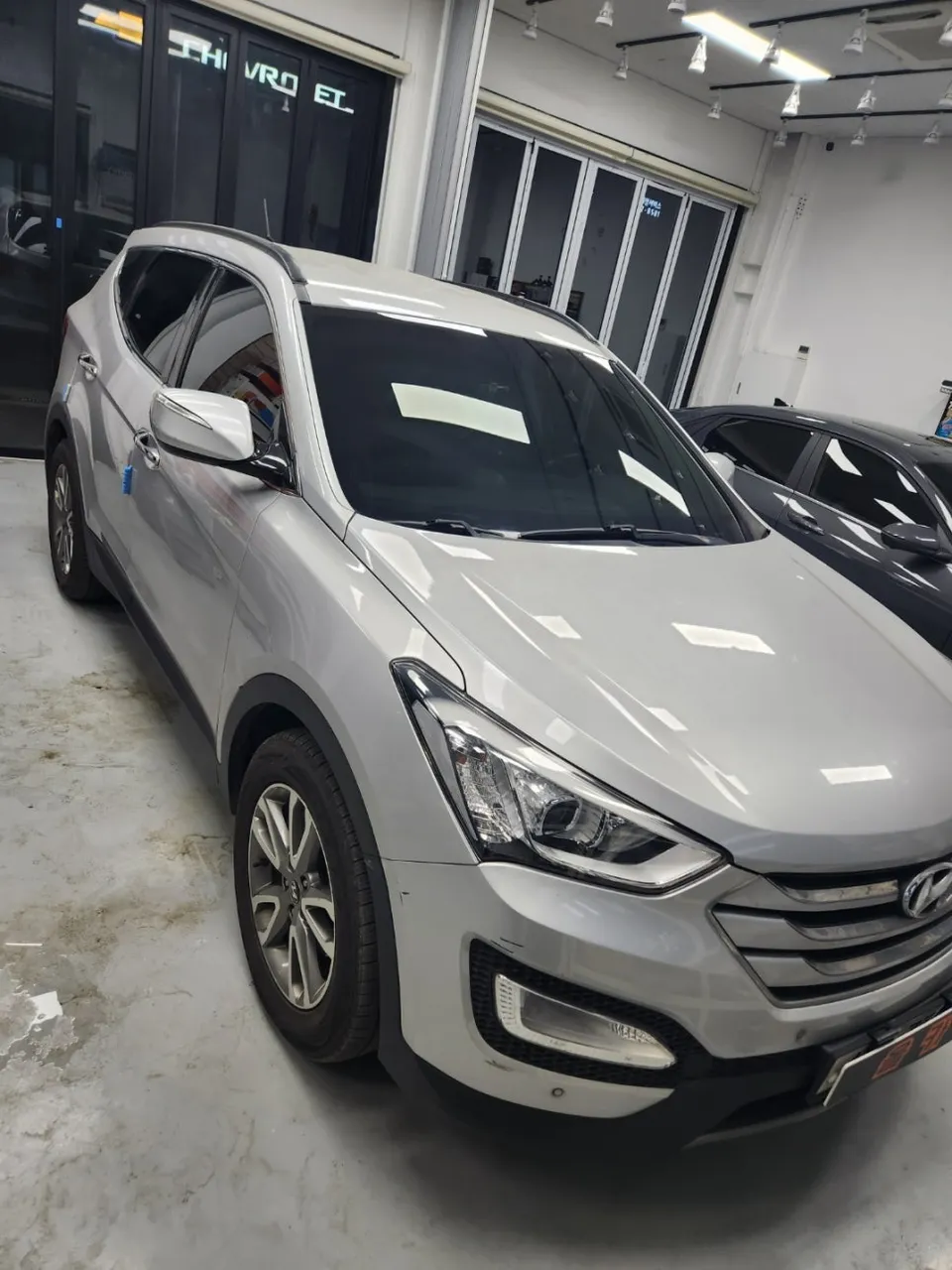 Hyundai Santa Feのカーフィルム施工事例|費用目安・仕上がり 施工写真 1-3