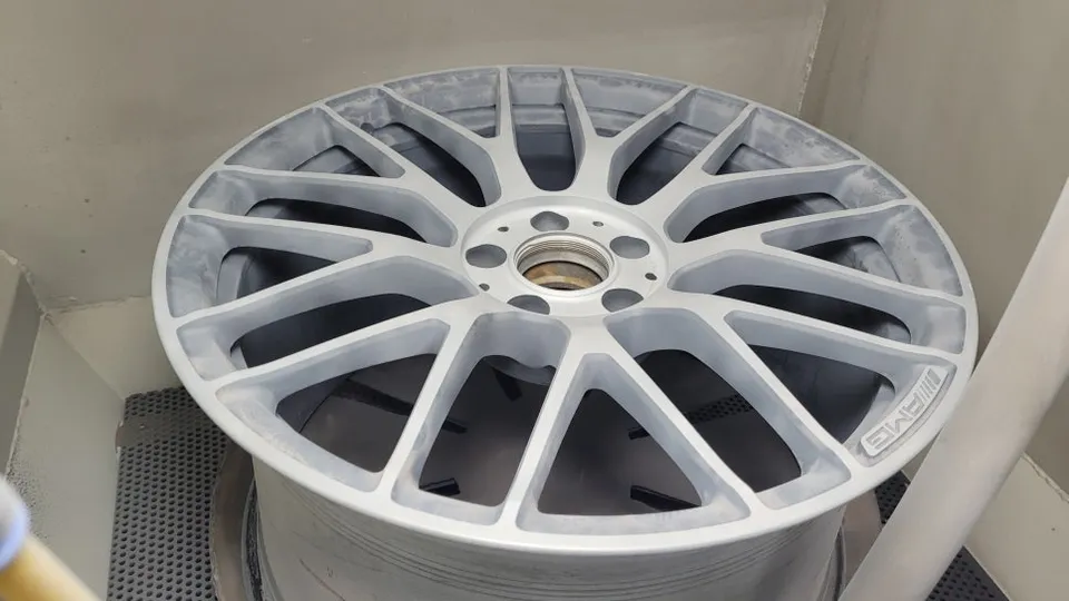 Mercedes-Benz C63 AMGのホイールリペア・塗装事例 施工写真 2-2