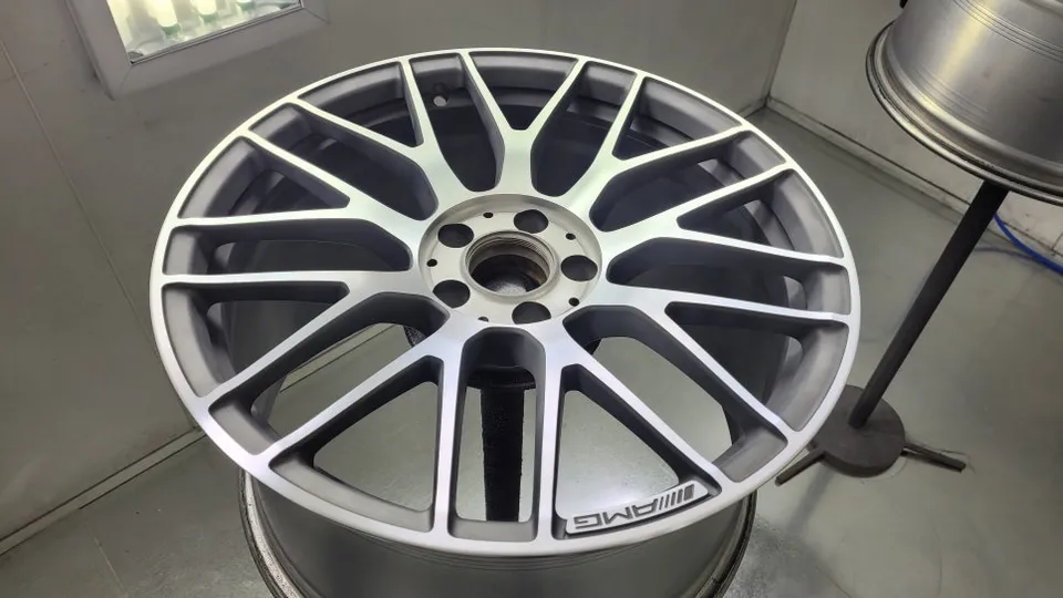 Mercedes-Benz C63 AMGのホイールリペア・塗装事例 施工写真 3-2