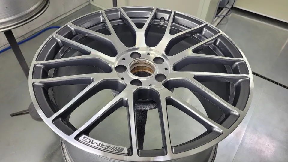Mercedes-Benz C63 AMGのホイールリペア・塗装事例 施工写真 4-2