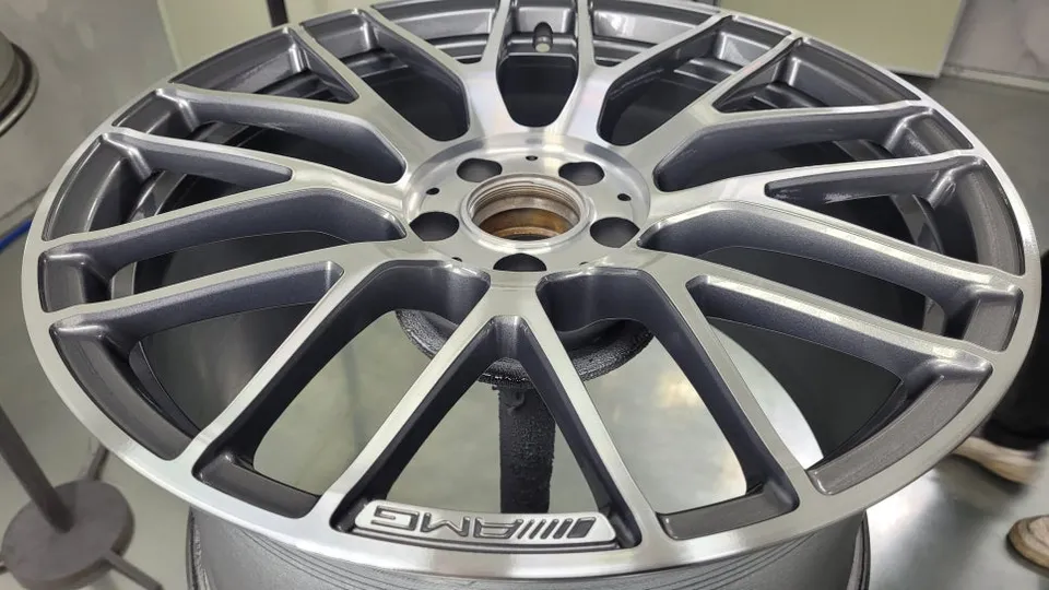 Mercedes-Benz C63 AMGのホイールリペア・塗装事例 施工写真 1-3
