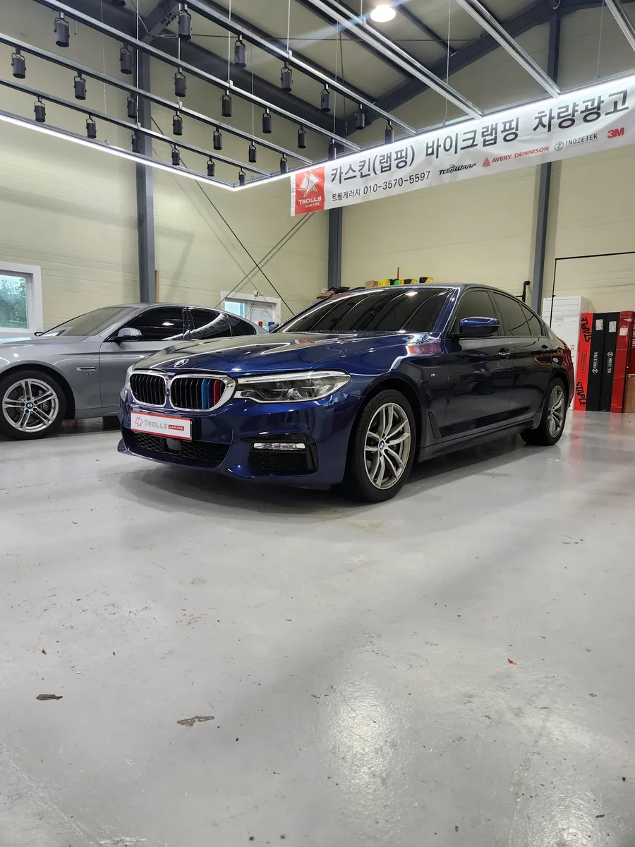 BMW 5 Seriesのカーラッピング事例｜高級感ある室内へ 施工写真 2-1