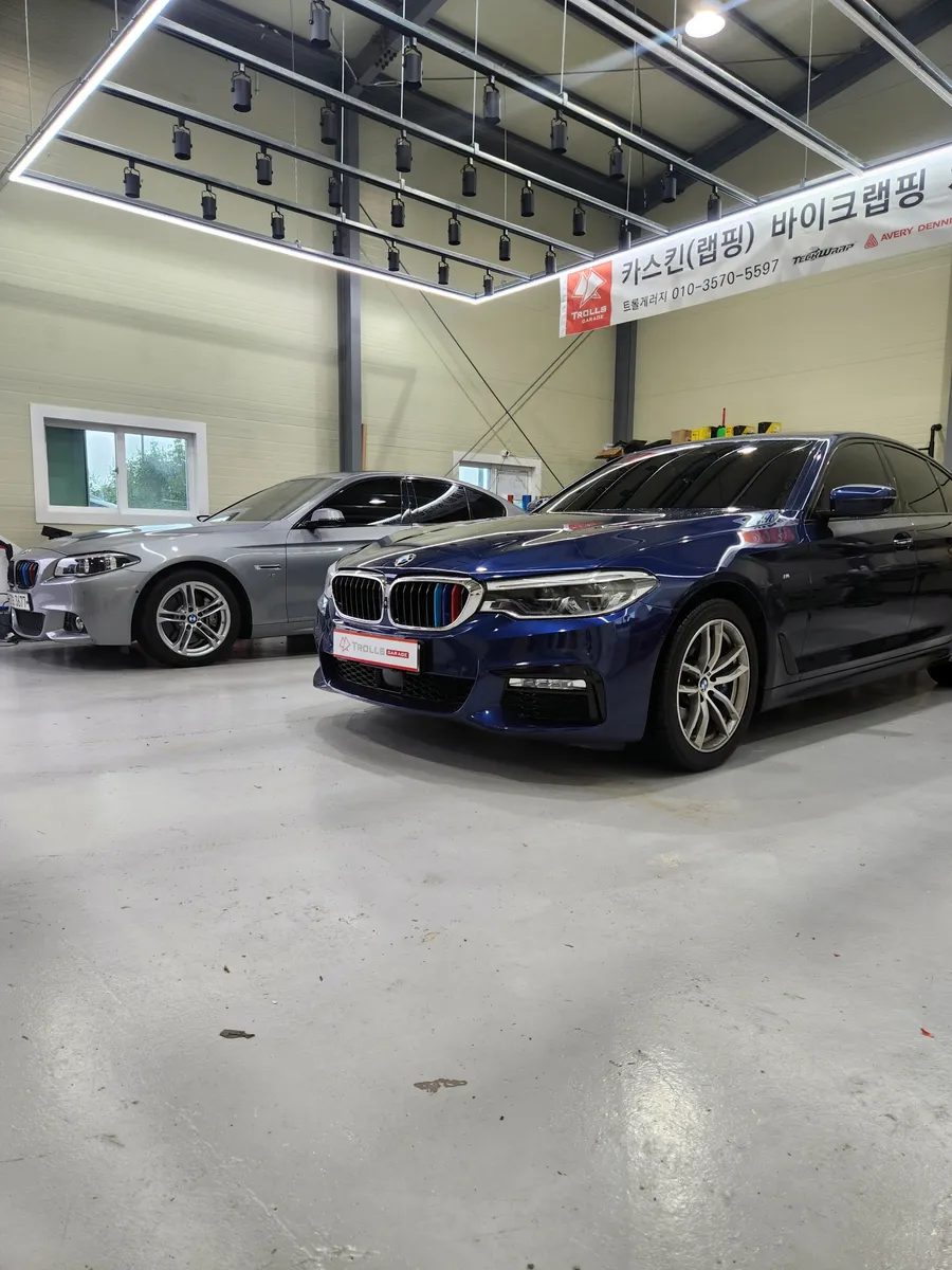 BMW 5 Seriesのカーラッピング事例｜高級感ある室内へ 施工写真 3-1