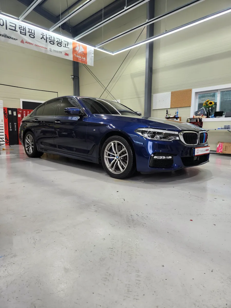 BMW 5 Seriesのカーラッピング事例｜高級感ある室内へ 施工写真 1-2