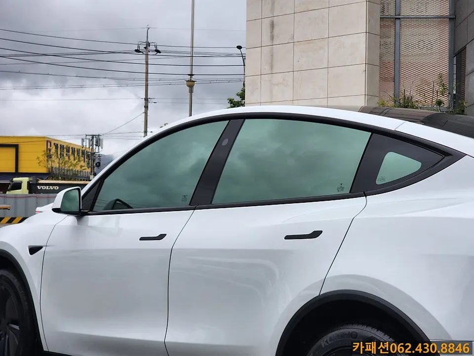 Tesla Model Yのカーフィルム施工事例｜費用目安・仕上がり 施工写真 1-3