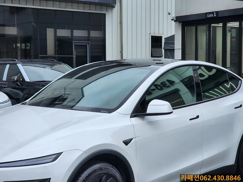 Tesla Model Yのカーフィルム施工事例｜費用目安・仕上がり 施工写真 2-3