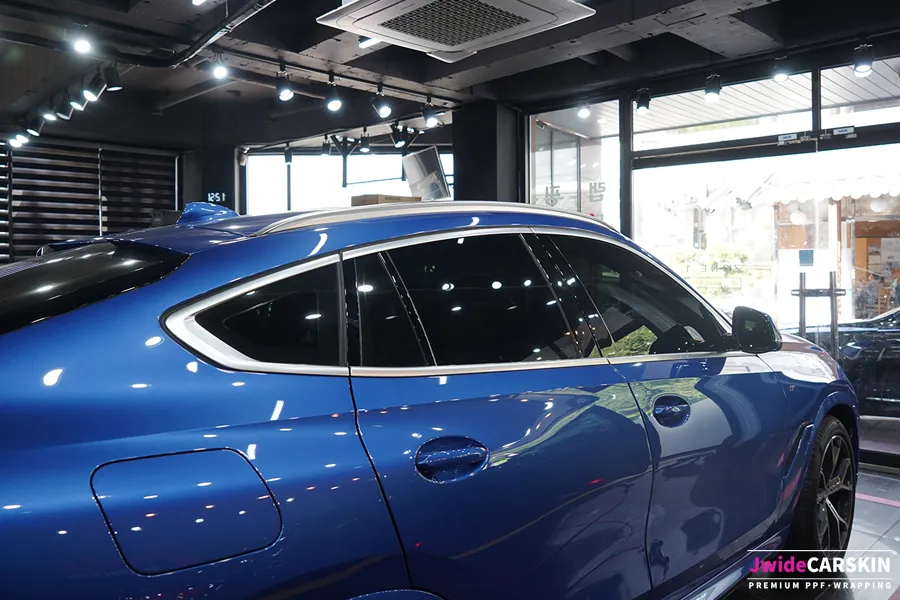 BMW X6のカーフィルム施工事例|クロームパーツの引き締め効果 施工写真 2-2