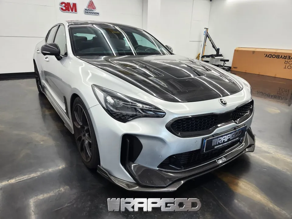 Kia Stingerのカーラッピング事例|費用目安・仕上がり 施工写真 3-1