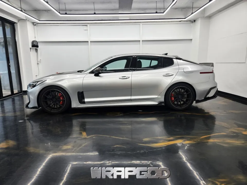 Kia Stingerのカーラッピング事例|費用目安・仕上がり 施工写真 1-2