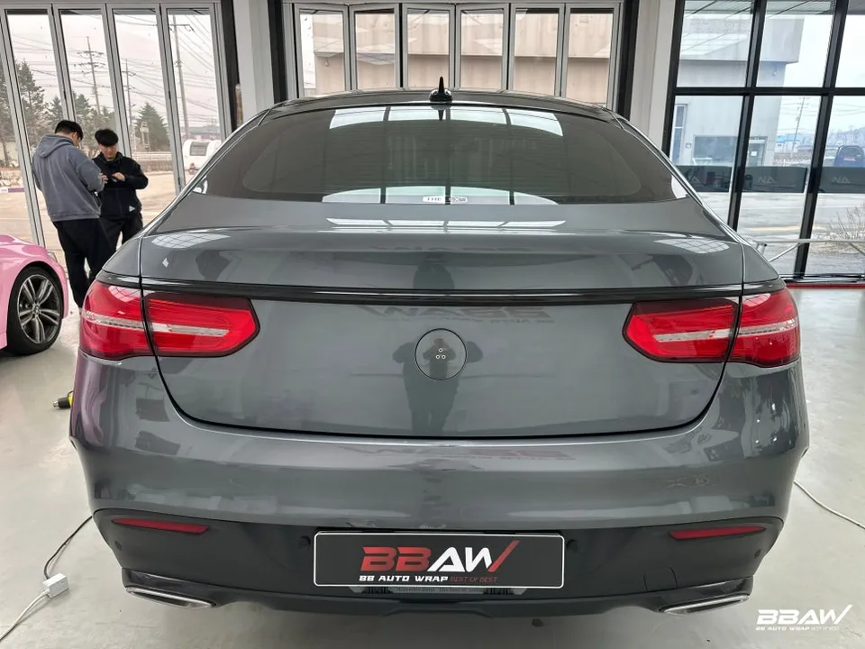 Mercedes-Benz GLE Coupeのカーラッピング事例｜高光沢ホワイト 施工写真 2-1