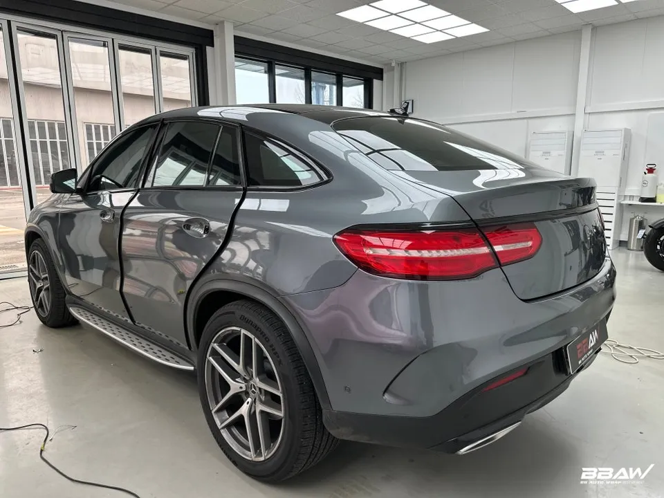 Mercedes-Benz GLE Coupeのカーラッピング事例｜高光沢ホワイト 施工写真 3-1