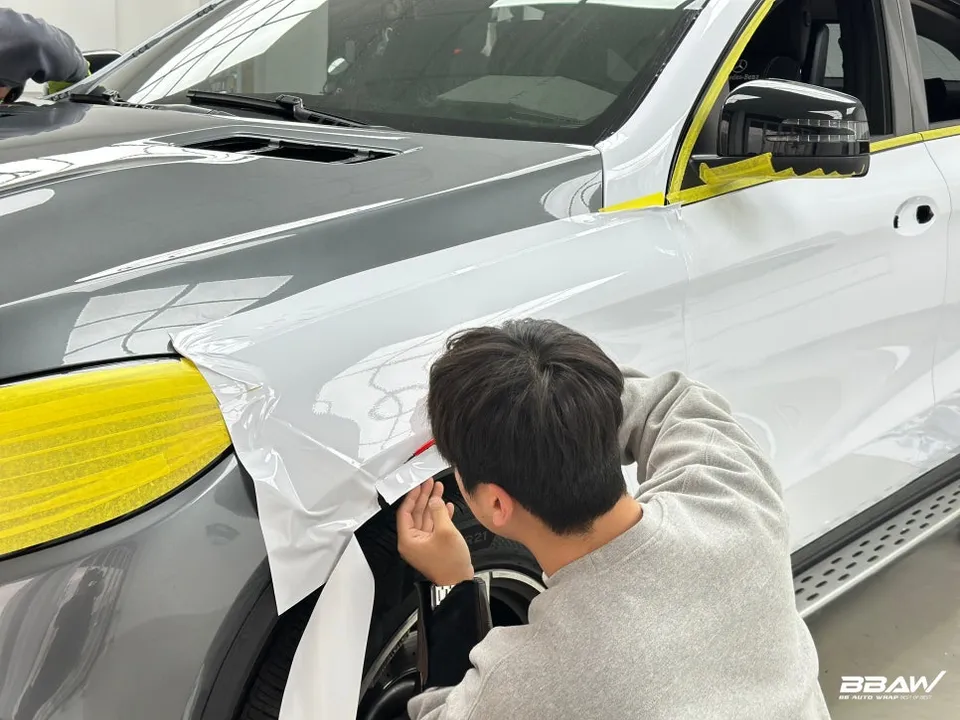 Mercedes-Benz GLE Coupeのカーラッピング事例｜高光沢ホワイト 施工写真 3-2