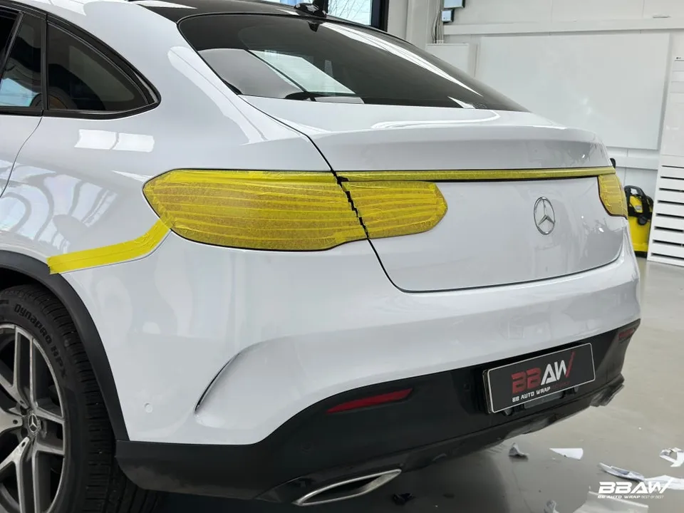 Mercedes-Benz GLE Coupeのカーラッピング事例｜高光沢ホワイト 施工写真 3-3