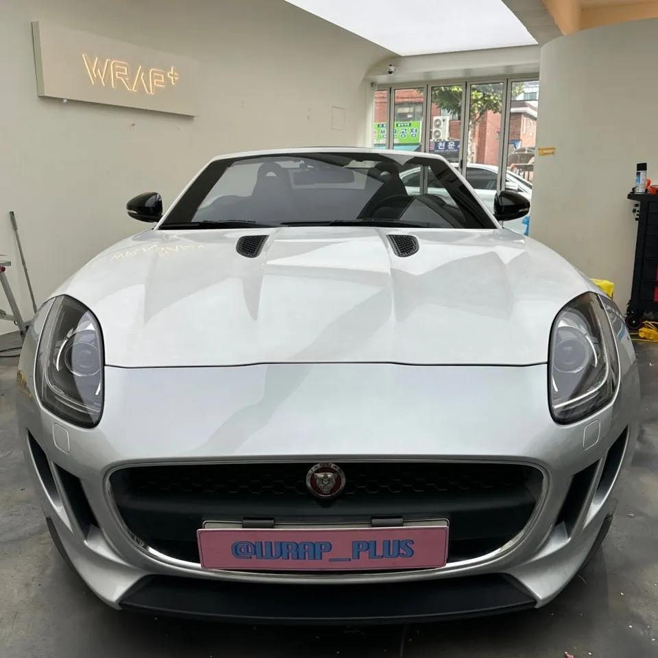 Jaguar F-Typeのカーラッピング事例｜色変更で個性を演出 施工写真 1-1