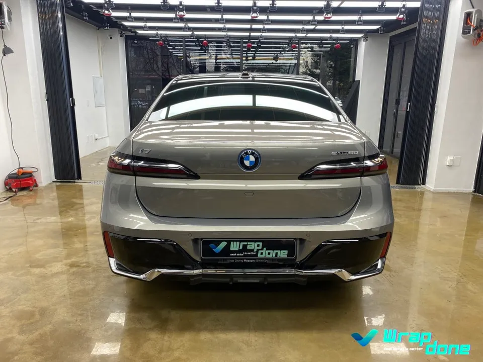 BMW i7のカーラッピング事例|費用目安・仕上がり 施工写真 1-2