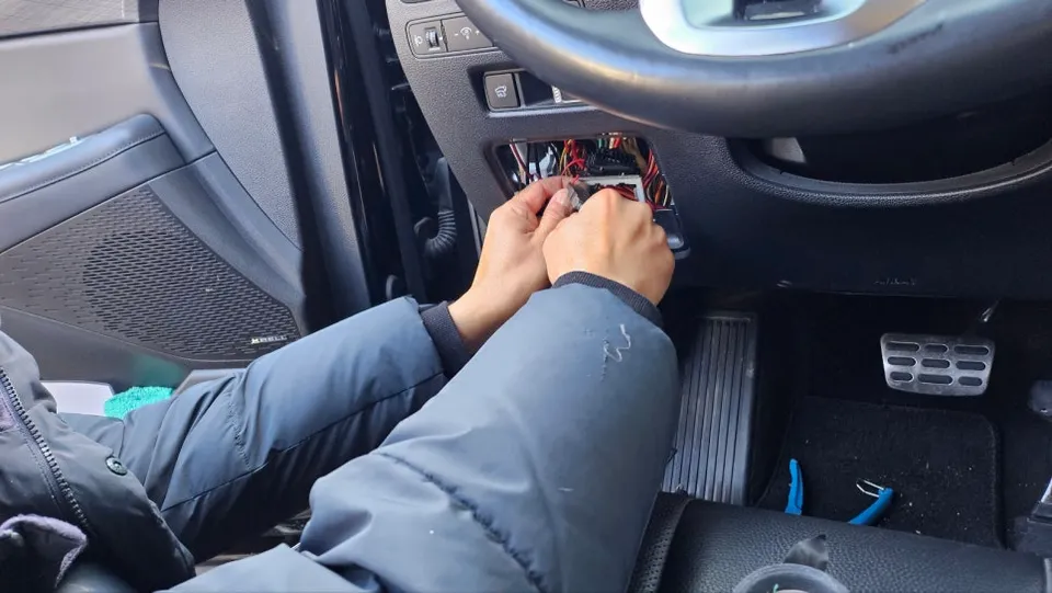 BMW X5のドライブレコーダー取付事例 施工写真 3-2