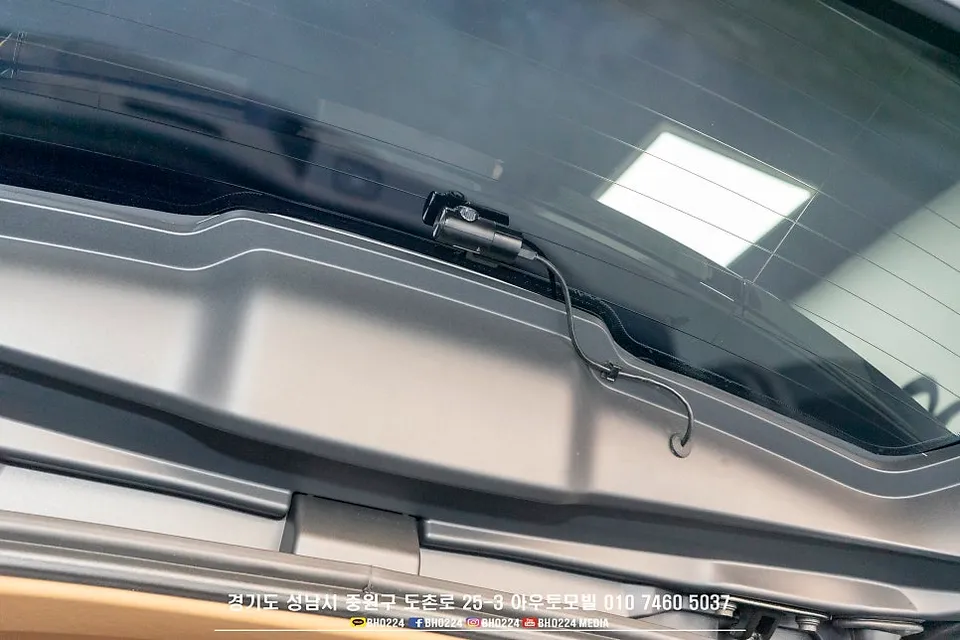 Land Rover Range Roverのドライブレコーダー取付事例 施工写真 3-1