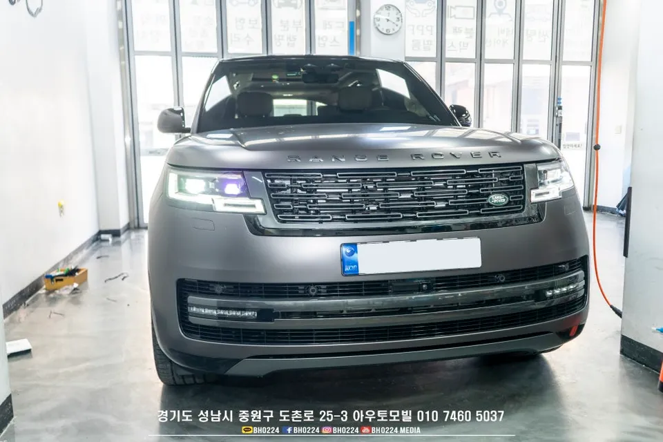 Land Rover Range Roverのドライブレコーダー取付事例 施工写真 3-2