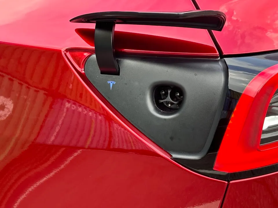 Tesla Model Yのカーラッピング事例｜費用目安・仕上がり 施工写真 2-3