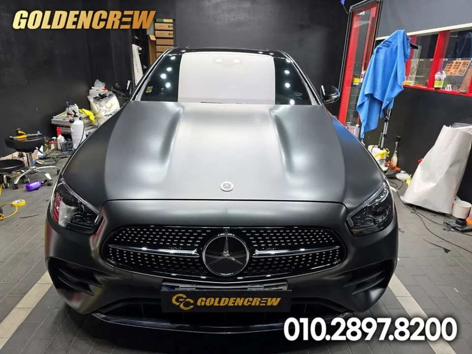 Mercedes-Benz Eクラスのカーラッピング事例：サテンブラックロックグレイメタリック 施工写真 4-1