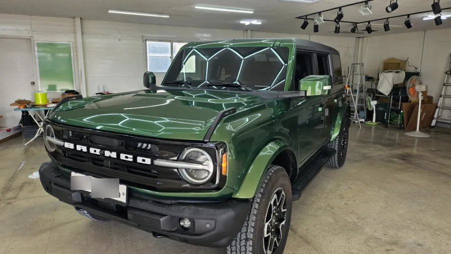 Ford Broncoのカーラッピング事例|マットカーキとカスタムデカール 施工写真 1-1