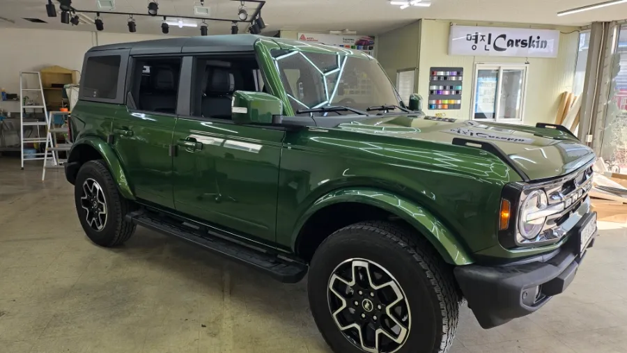 Ford Broncoのカーラッピング事例|マットカーキとカスタムデカール 施工写真 2-1
