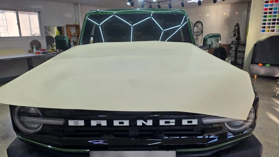 Ford Broncoのカーラッピング事例|マットカーキとカスタムデカール 施工写真 4-1
