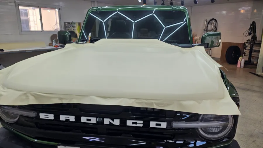 Ford Broncoのカーラッピング事例|マットカーキとカスタムデカール 施工写真 1-2