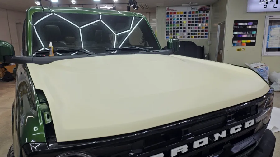 Ford Broncoのカーラッピング事例|マットカーキとカスタムデカール 施工写真 2-2