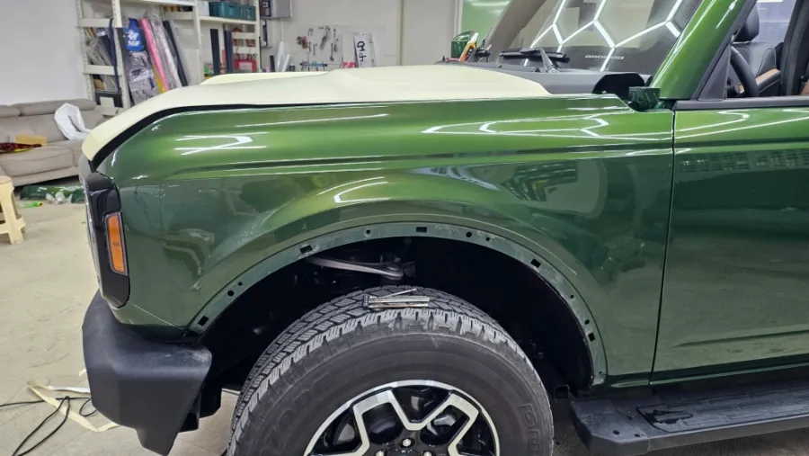 Ford Broncoのカーラッピング事例|マットカーキとカスタムデカール 施工写真 3-2