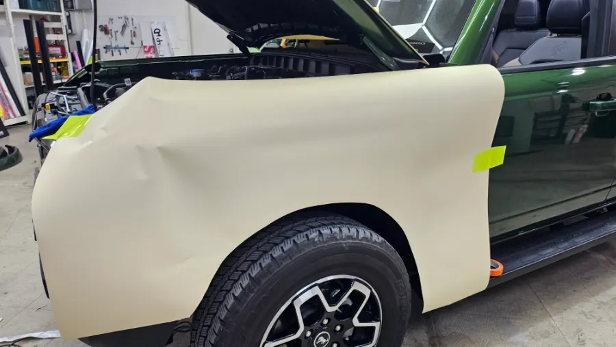 Ford Broncoのカーラッピング事例|マットカーキとカスタムデカール 施工写真 4-2
