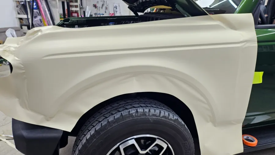 Ford Broncoのカーラッピング事例|マットカーキとカスタムデカール 施工写真 1-3